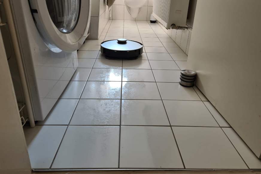 Der Ecovacs Deebot X1 Turbo wischt den Boden im Badezimmer